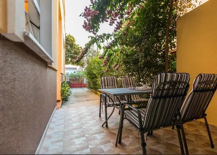 With A Parking Space - 11522 זאדאר